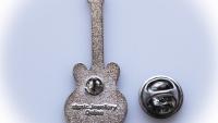 Gibson ES 335 Pin Badge - Sixties Cherry Stain Colour