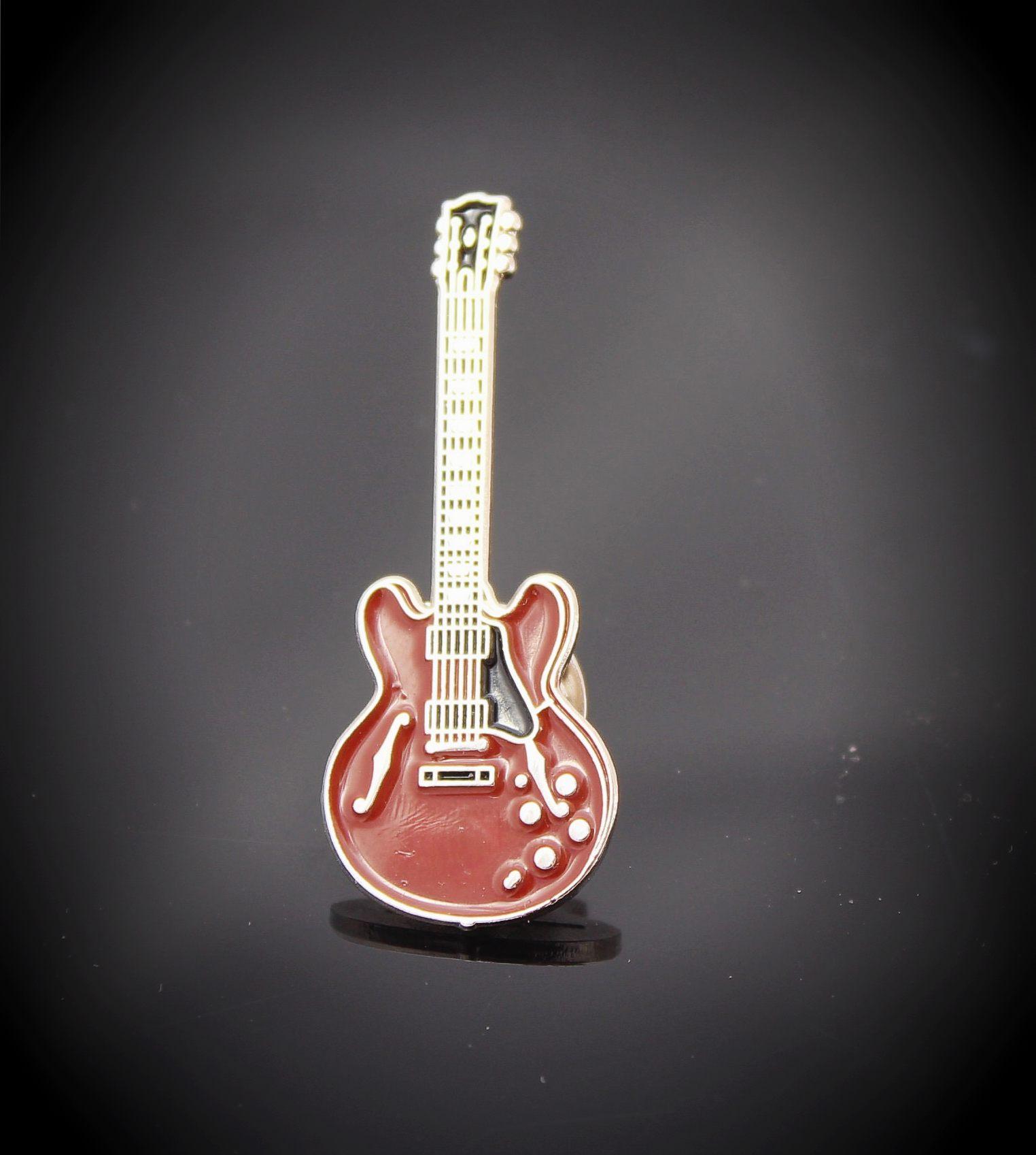 Gibson ES 335 Pin Badge - Sixties Cherry Stain Colour